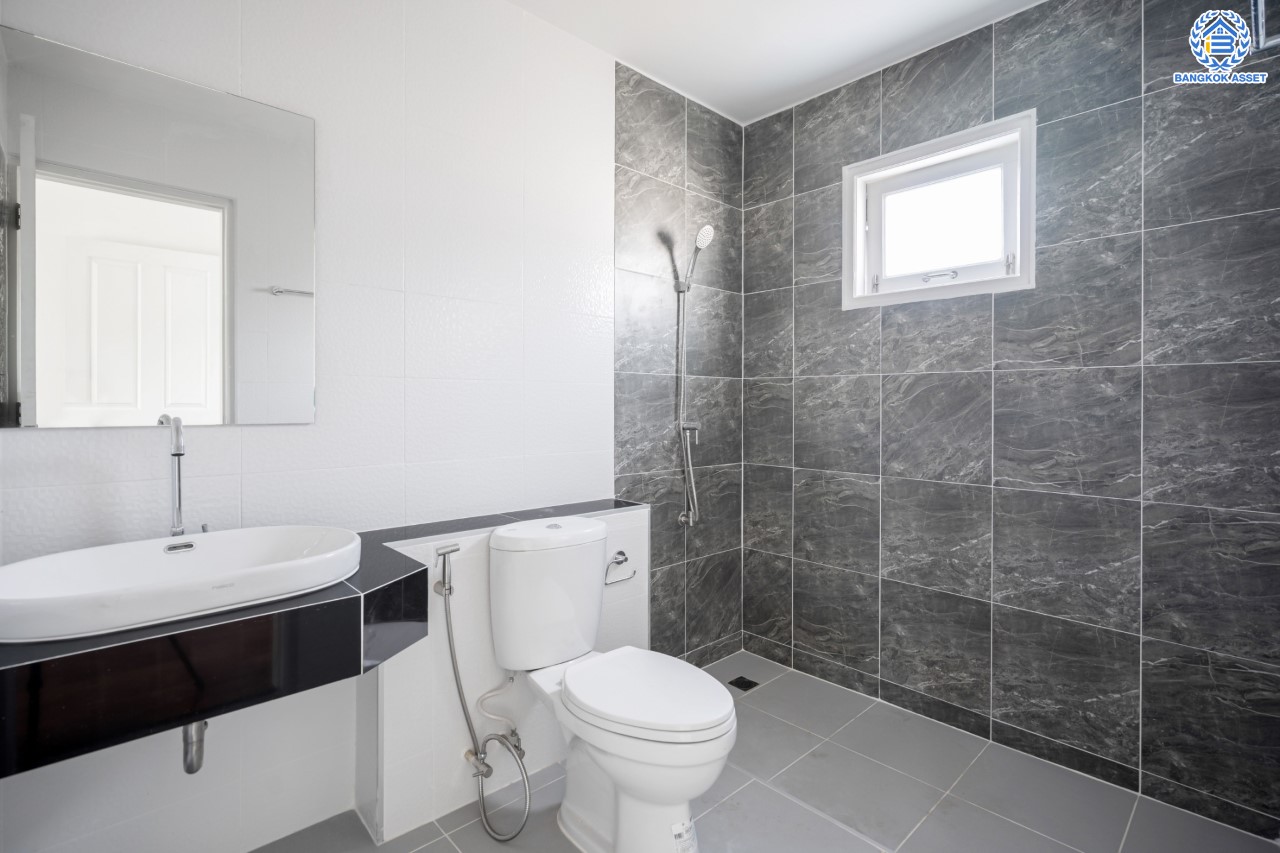 บ้านมือสองตกแต่งใหม่ ทำเลใจกลางเมือง ม.พาร์ค แกลเลอรี่ ประชาชื่น ทาวน์โฮม 3 ชั้น เนื้อที่ 22.5 ตร.ว. ฟังก์ชัน 3 ห้องนอน 3 ห้องน้ำ 2 ที่จอดรถ บนทำเลเดินทางสะดวก เชื่อมต่อหลายเส้นทาง ใกล้เดอะมอลล์งามวงศ์วาน เซ็นทรัลแจ้งวัฒนะ ทางด่วน "งามวงศ์วาน"